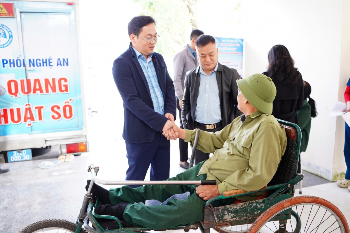 Nâng cao sức khỏe để phòng chống bệnh phổi ở người cao tuổi trong mùa lạnh