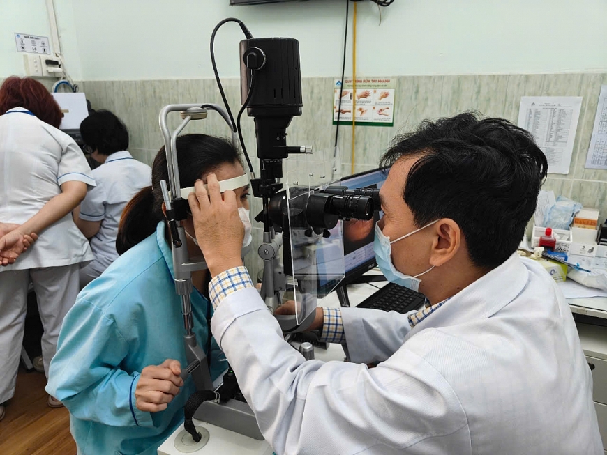 BSCKII. Lâm Minh Vinh, Trưởng Khoa Giác mạc Bệnh viện Mắt thăm khám người bệnh sau ghép giác mạc nội mô DSAEK