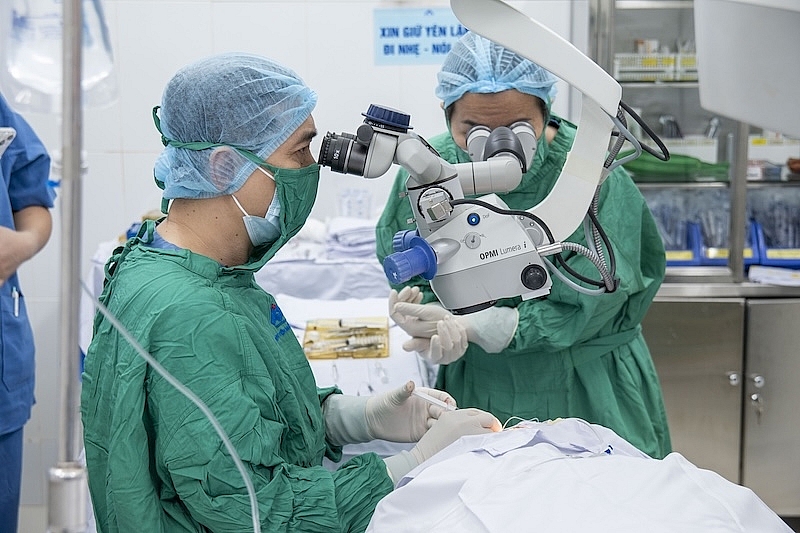 BSCKII. Lâm Minh Vinh, Trưởng Khoa Giác mạc Bệnh viện Mắt thực hiện một ca ghép giác mạc nội mô DSAEK