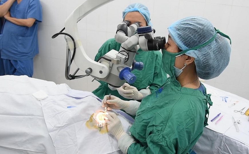 Bác sĩ Khoa Giác mạc Bệnh viện Mắt thực hiện một ca ghép giác mạc xuyên 