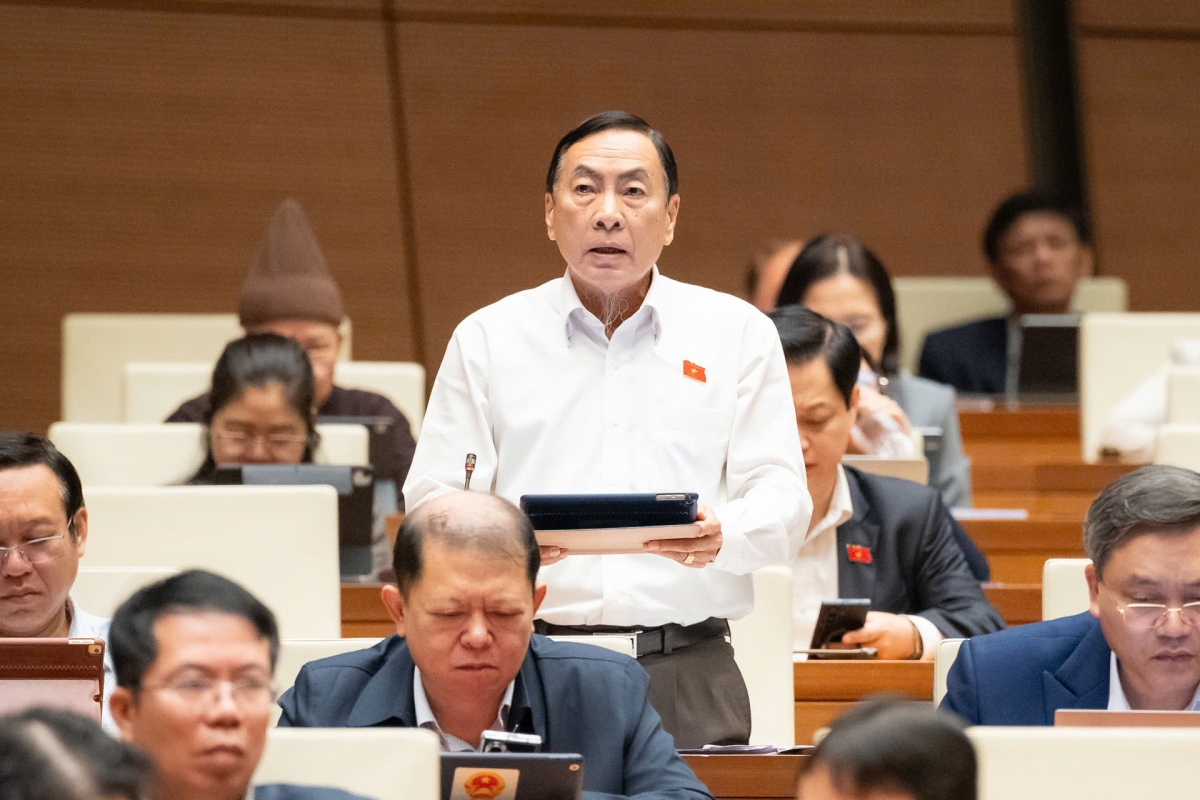 Đại biểu Phạm Văn Hòa phát biểu tại hội trường sáng ngày 9/12.