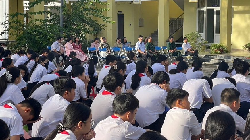 Thầy cô và cựu chiến binh xã Xuyên Mộc cùng lắng nghe câu chuyện về ngày thành lập Quân đội nhân dân Việt Nam