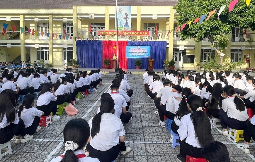 Các cháu học sinh đang lắng nghe về lịch sử ngày ngày thành lập Quân đội nhân dân Việt Nam22/12