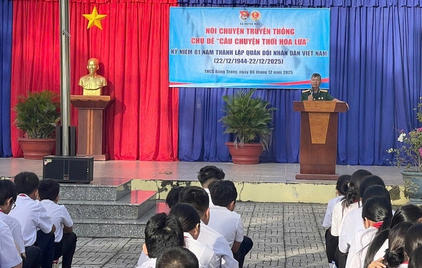 Báo cáo viên nói chuyện về ngày thành lập Quân đội nhân dân Việt Nam tại Trường THCS Bông Trang