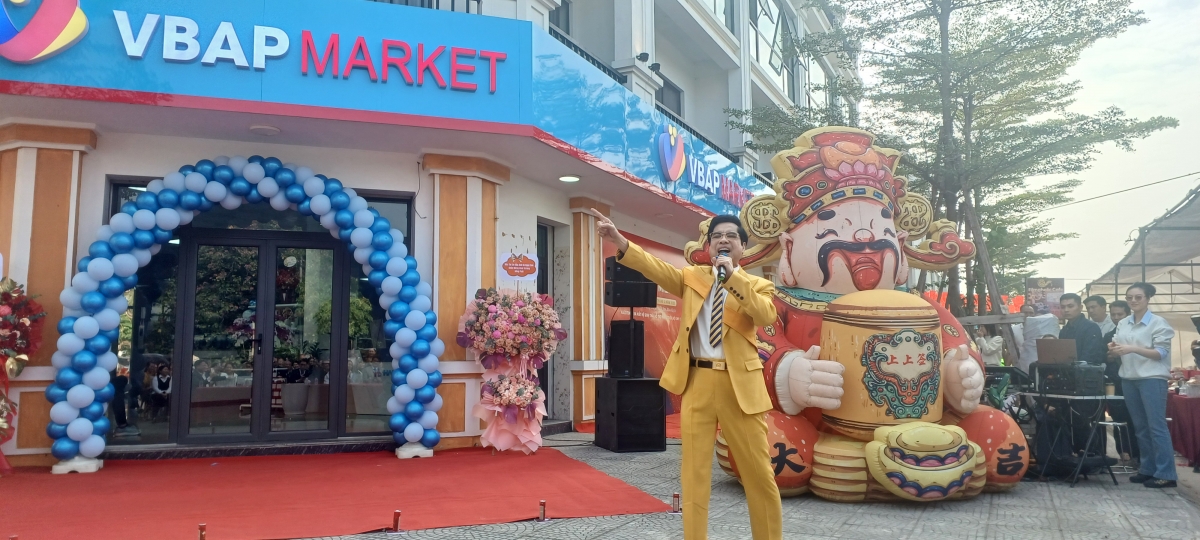 Ca sĩ - Nhạc sĩ Ngọc Sơn biểu diễn khai chương Halotimes miền Bắc.