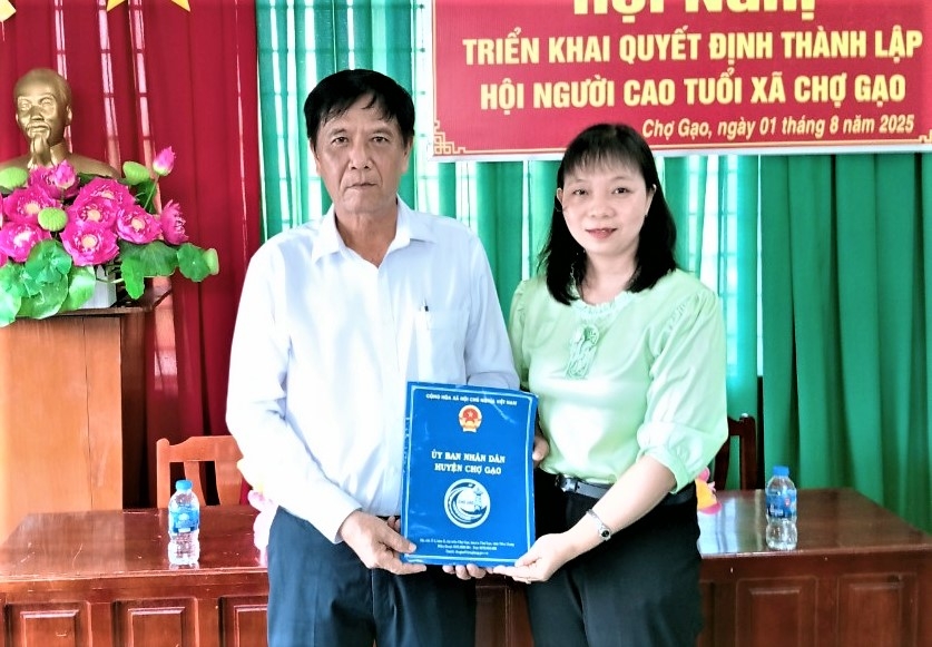 Trao Quyết định thành lập Hội NCT xã Chợ Gạo, tỉnh Đồng Tháp