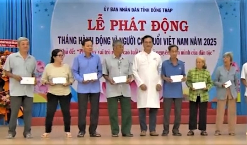 Tặng quà NCT tỉnh Đồng Tháp nhân Tháng hành động vì NCT Việt Nam năm 2025