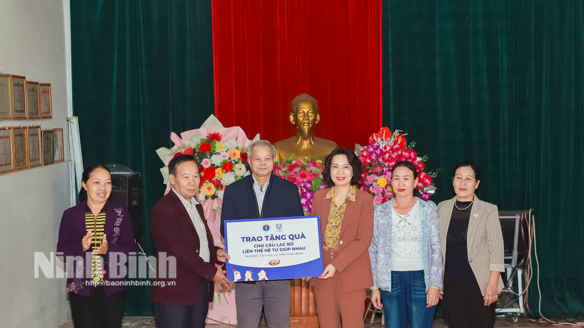 Đoàn đến thăm, trao tặng quà cho đại diện CLB Liên thế hệ Người cao tuổi tổ dân phố 3, phường Tây Hoa Lư.