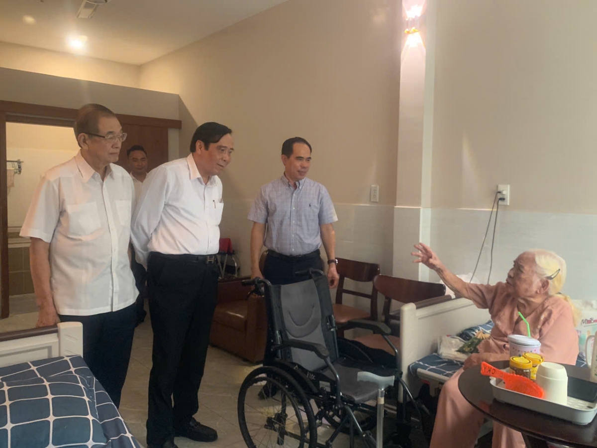 1.	Chủ tịch Nguyễn Thanh Bình tham quan nơi ở dành cho người cao tuổi tại Viện Dưỡng lão Bình Mỹ