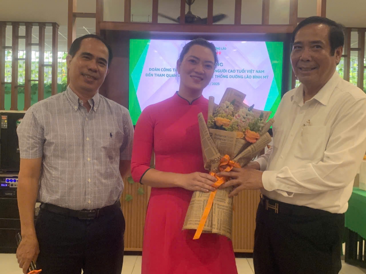 3.	Chủ tịch Nguyễn Thanh Bình tặng hoa động viên nhân viên chăm sóc người cao tuổi tại Viện dưỡng  lão Bình Mỹ