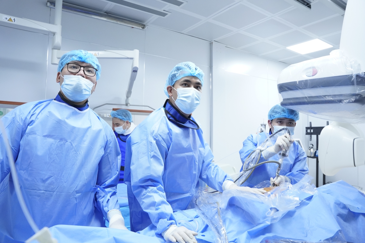 Các bác sỹ đã chọn phương pháp tán sỏi đường mật qua da bằng laser