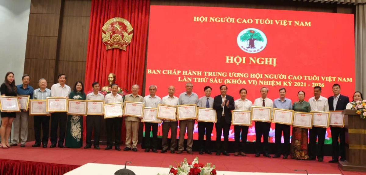 3.	Lãnh đạo Trung ương Hội trao Bàng khen cho các đơn vị xuất sắc