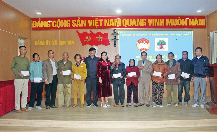 Lãnh đạo Hội NCT tỉnh Thanh Hóa trao quà cho NCT xã Kim Tân khắc phục hậu quả thiên tai.
