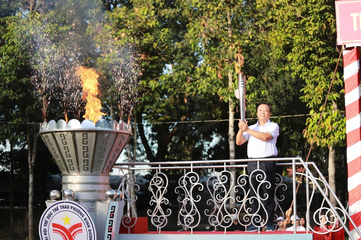 Lãnh đạo Phường Bình Dương thực hiện nghi thức thắp sáng đài lửa, khơi dậy tinh thần thể thao và đoàn kết trong toàn thể Nhân dân.