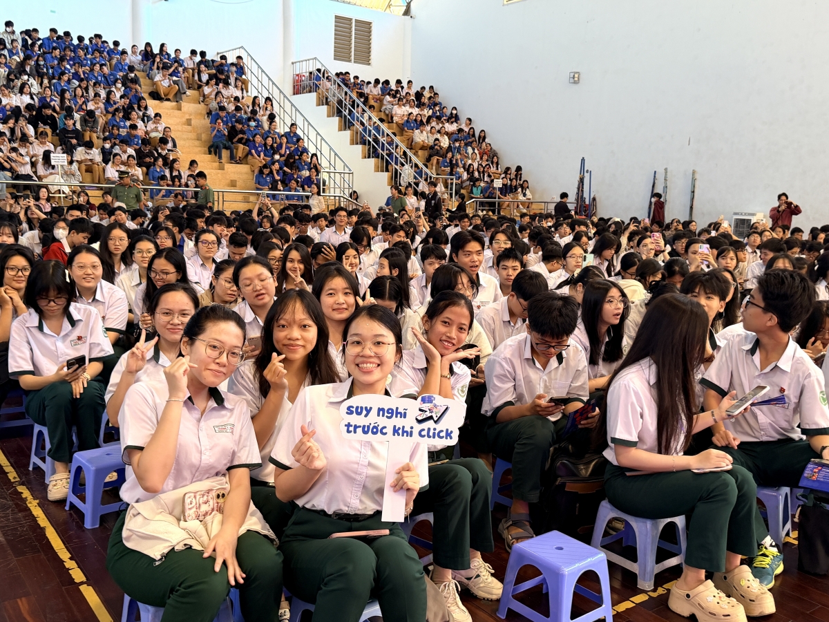 Các em học sinh tham gia chương  trình Workshop “Hành trang số an toành 