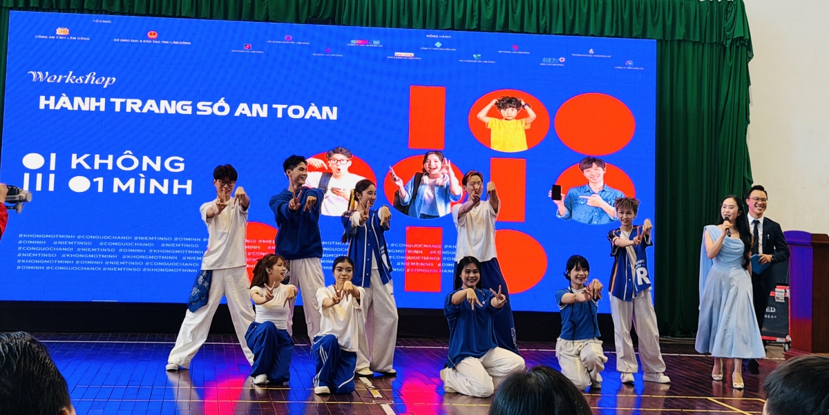 Văn nghệ chào mừng chương trình tại trường PTTH  Chuyên Trần Hưng Đạo, Lâm Đồng