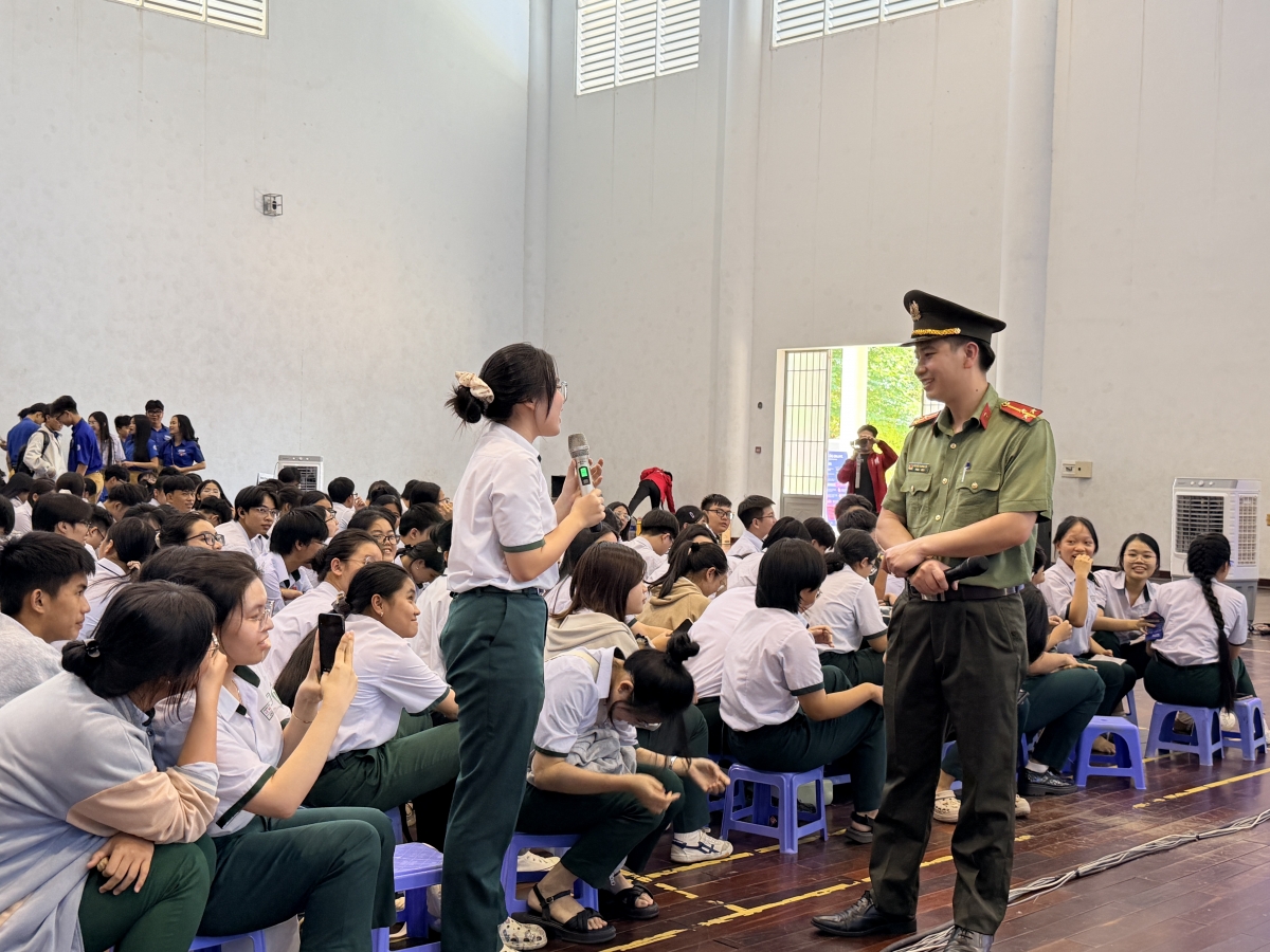 Học sinh tham gia chương trình đó vuKhông một mình – Cùng nhau an toàn trực tuyến” i về 