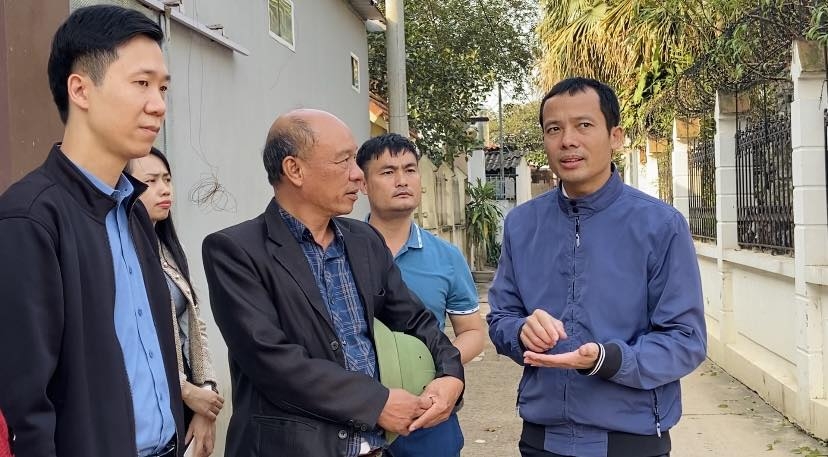 Tuyên truyền vận động người dân hiến đất mở đường