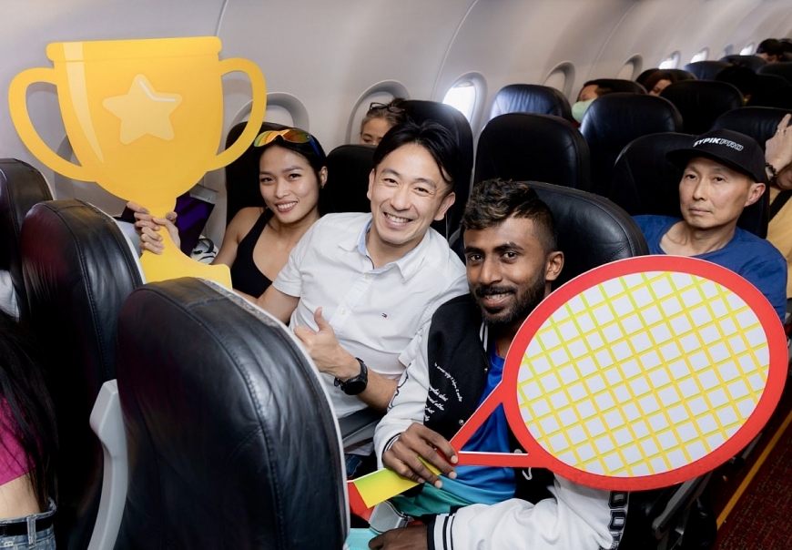 Một cặp đôi đến từ Nhật Bản, Chin & Lyn, chia sẻ họ sắp tham gia một giải marathon tại Việt Nam và xem chuyến bay hôm nay như “màn khởi động tinh thần thú vị nhất trước ngày thi đấu”