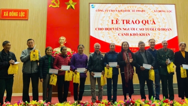 Trao quà hỗ trợ người cao tuổi có hoàn cảnh khó khăn tại Hà Tĩnh