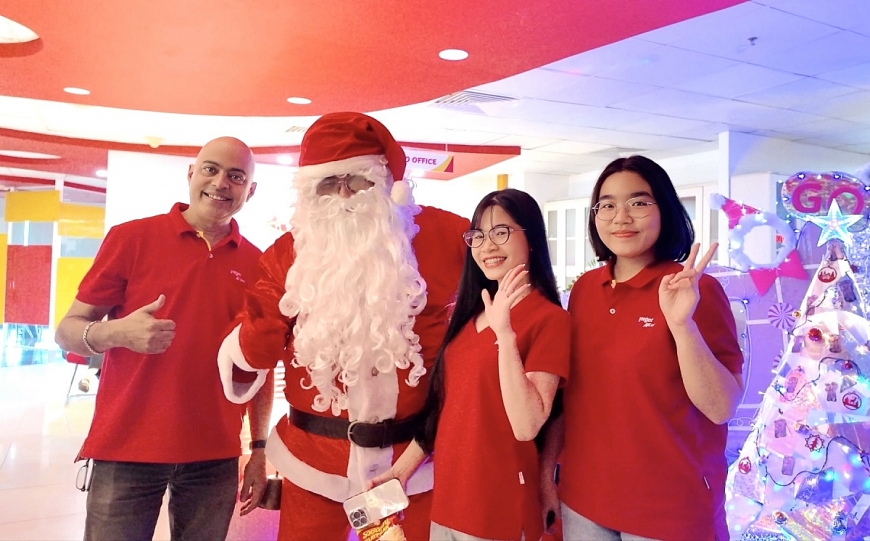 Không gian rực rỡ sắc màu, đặc sắc Giáng sinh tại văn phòng Vietjet