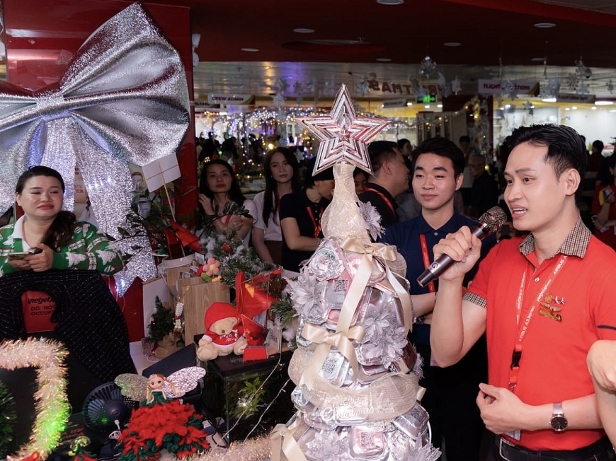 Không gian rực rỡ sắc màu, đặc sắc Giáng sinh tại văn phòng Vietjet