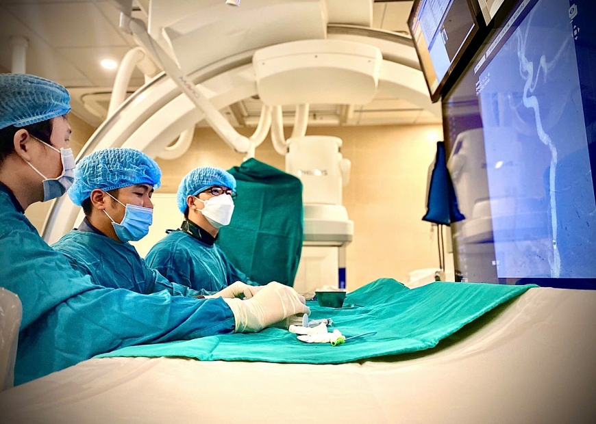 BSCKII Nguyễn Tất Thiện và e-kip đã chạy đua với thời gian để giành lại sự sống cho người bệnh