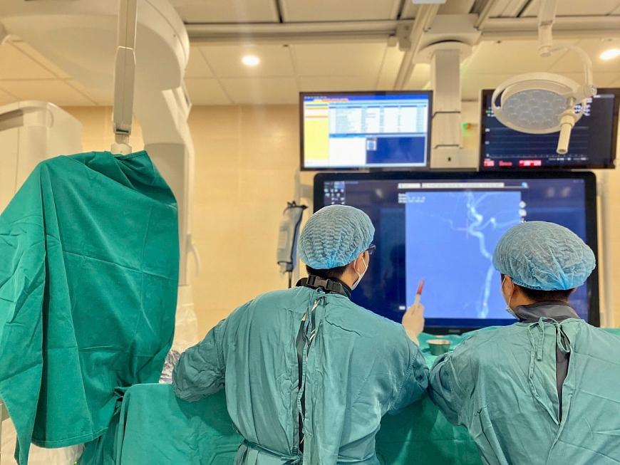 Bệnh viện Bạch Mai lập kỳ tích cứu sống bệnh nhân đột quỵ nguy kịch