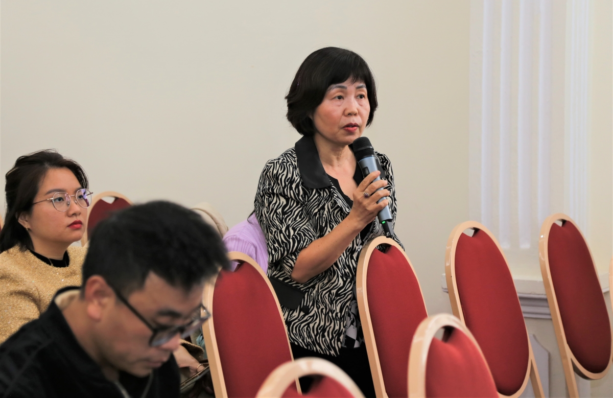 Phóng viên đặt câu hỏi