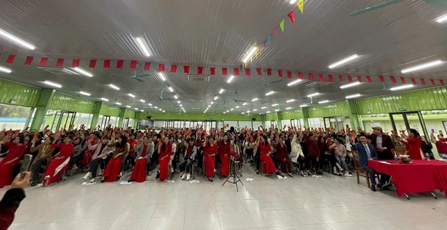 Công nhân lao động được tặng quà nhân dịp tết trung thu