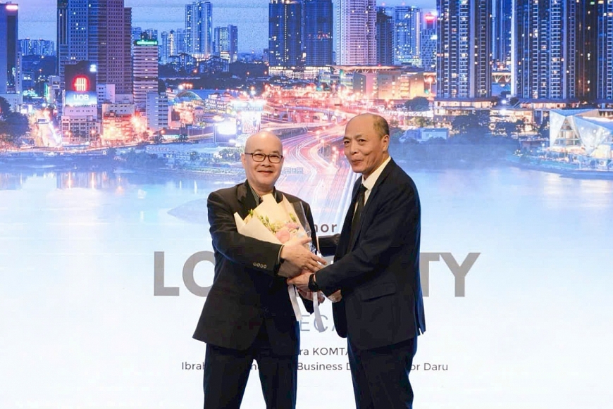 Đại diện Longevity Medical tặng hoa tri ân PGS.TS.BS Phan Toàn Thắng