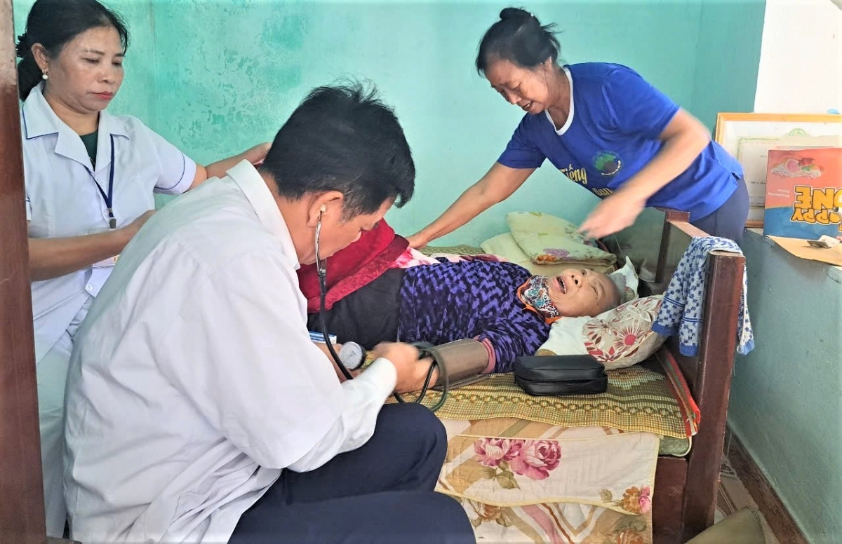 CLB LTHTGN tỉnh Thanh Hóa phối hợp cán bộ y tế và quản lý ca, tình nguyện viên hỗ trợ khám sức khỏe tại nhà cho NCT hoàn cảnh khó khăn