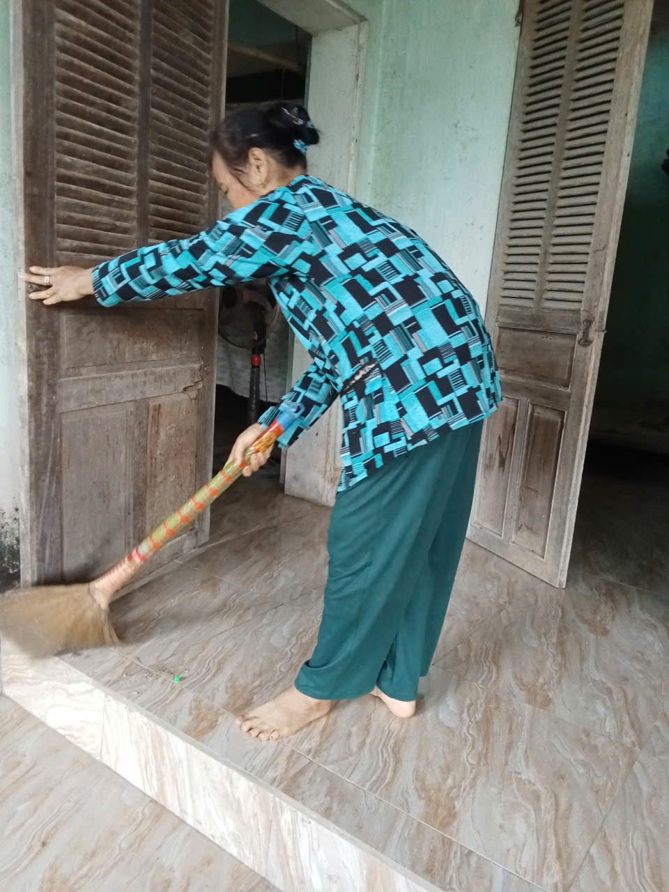 Hỗ trợ việc nhà cho thành viên hoàn cảnh khó khăn tại CLB LTHTGN thôn Quê Kho, xã Tú Sơn, tỉnh Phú Thọ.