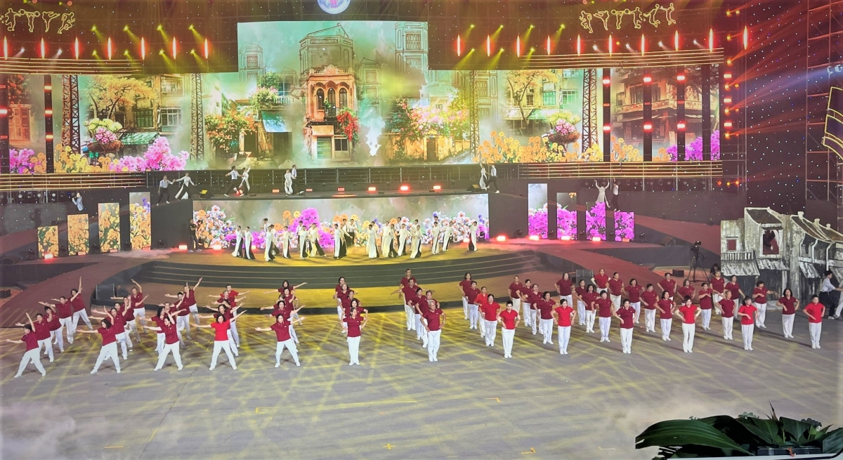 Hơn 200 NCT tham gia biểu diễn cùng ca sĩ Anh Tú tạo nên màn trình diễn đẹp mắt, ấn tượng