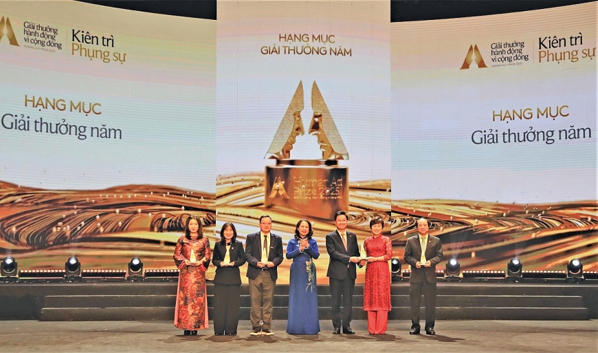 Câu lạc bộ Liên thế hệ Tự giúp nhau được vinh danh tại hạng mục cao quý