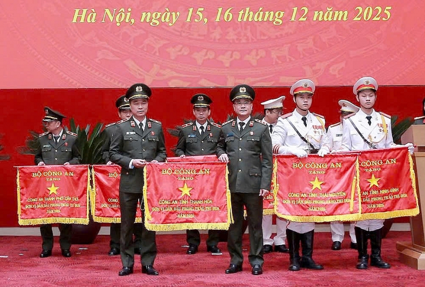 Công an tỉnh Thanh Hóa vinh dự được Bộ Công an tặng Cờ 'Đơn vị dẫn đầu phong trào thi đua' năm 2025. Ảnh: Công an tỉnh Thanh Hóa.