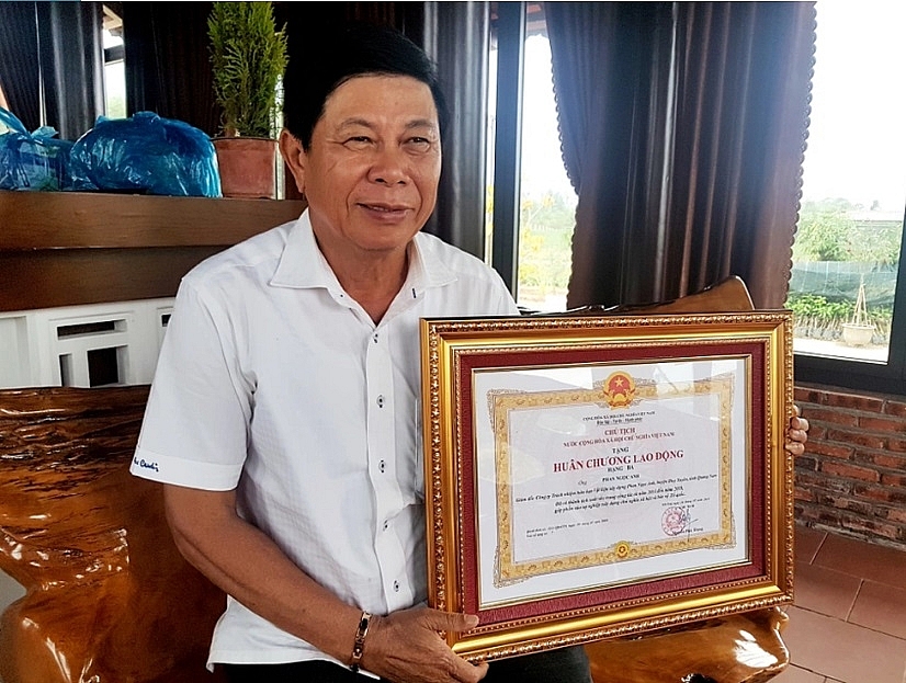 Lão nông vừa làm kinh tế giỏi, vừa tích cực đóng góp xây dựng quê hương