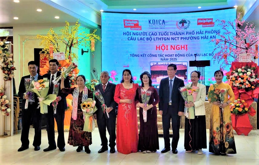 Khen thưởng các cá nhân xuất sắc năm 2025