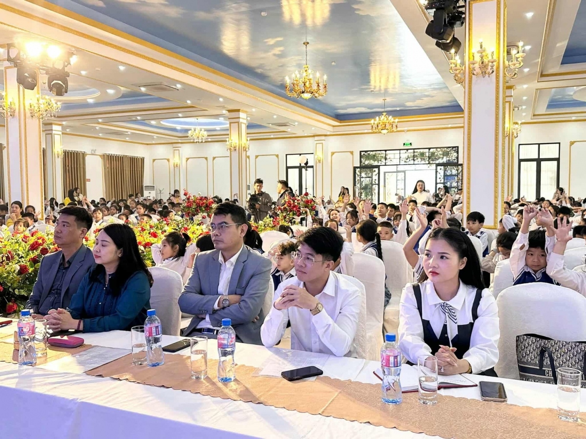 Các đại biểu tham dự chương trình.