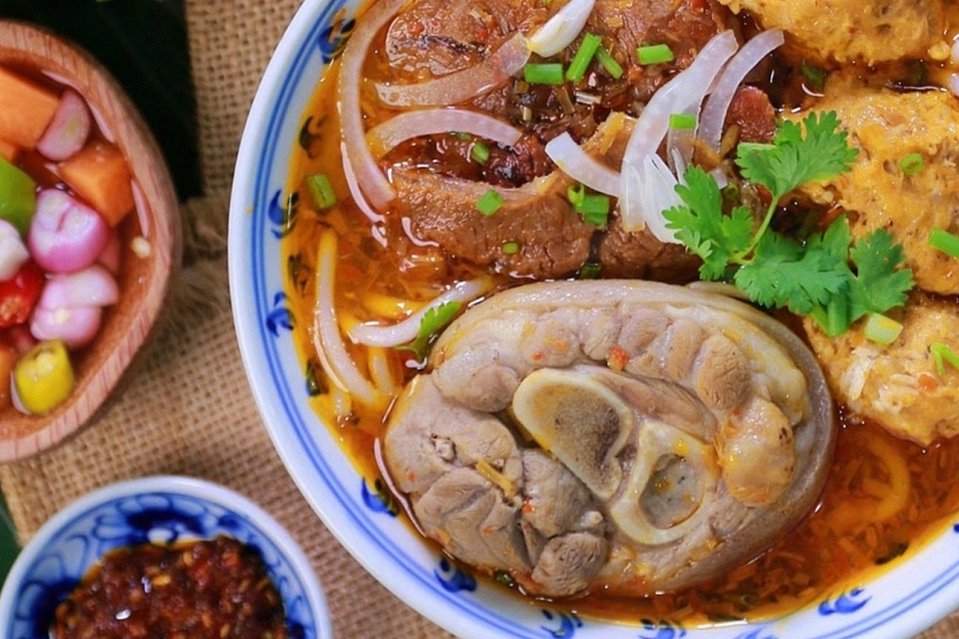 Trăm năm bún Huế