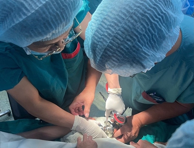 Ê kíp mổ Bệnh viện Chấn thương chỉnh hình trở thành thợ phá khóa để lấy ngón tay ra khỏi ổ khóa