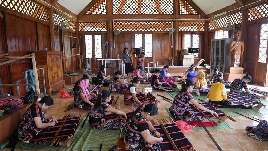 Hồi sinh nghề dệt zèng,  giúp nhiều phụ nữ nâng cao đời sống