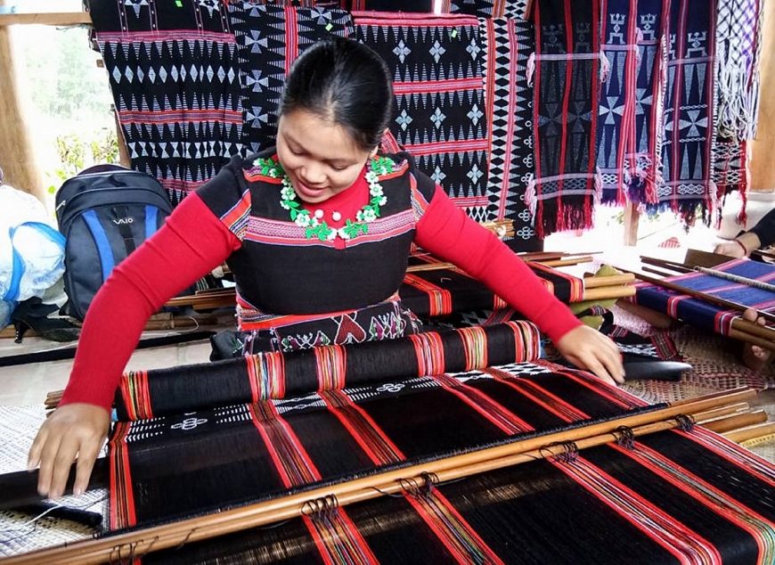 Hồi sinh nghề dệt zèng,  giúp nhiều phụ nữ nâng cao đời sống