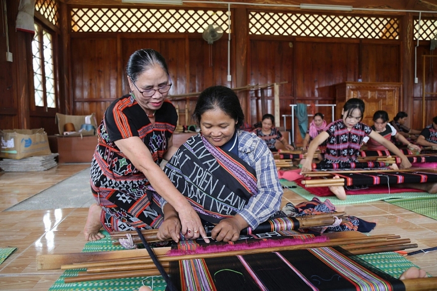 Hồi sinh nghề dệt zèng,  giúp nhiều phụ nữ nâng cao đời sống