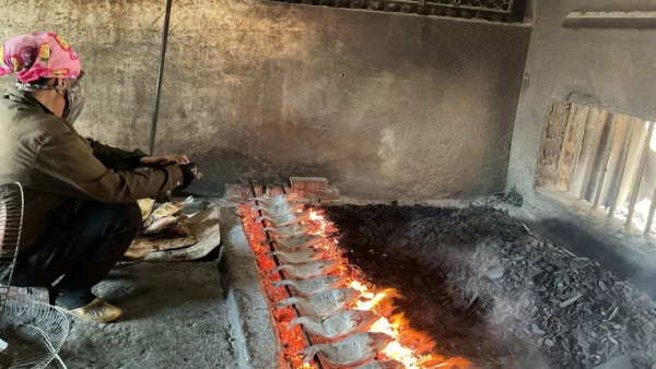 Những phụ nữ cao tuổi giữ lửa nghề nướng cá truyền thống