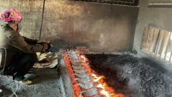 Những phụ nữ cao tuổi giữ lửa nghề nướng cá truyền thống