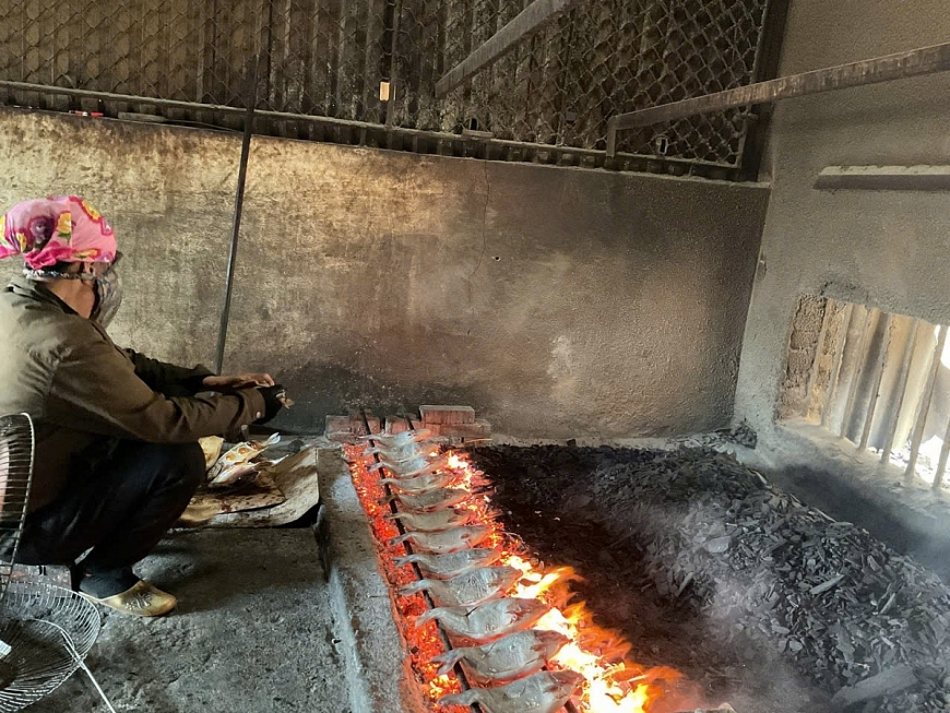 Những phụ nữ cao tuổi giữ lửa nghề nướng cá truyền thống