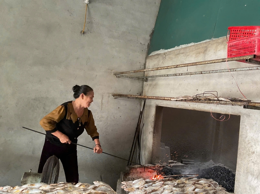 Những phụ nữ cao tuổi giữ lửa nghề nướng cá truyền thống