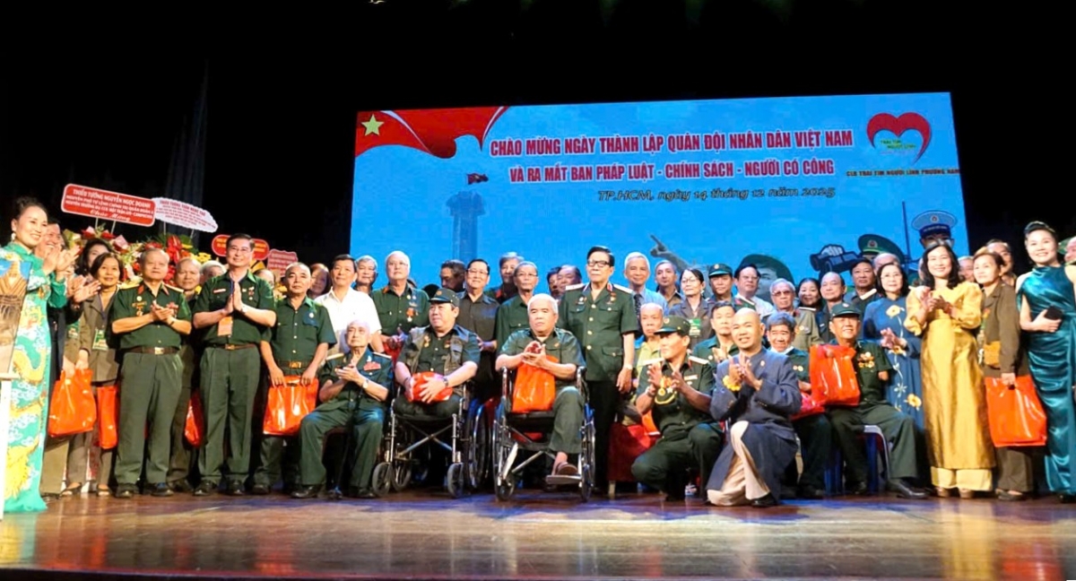 Câu lạc bộ Trái tim Người lính Phương Nam trao quà tri ân người có công với cách mạng