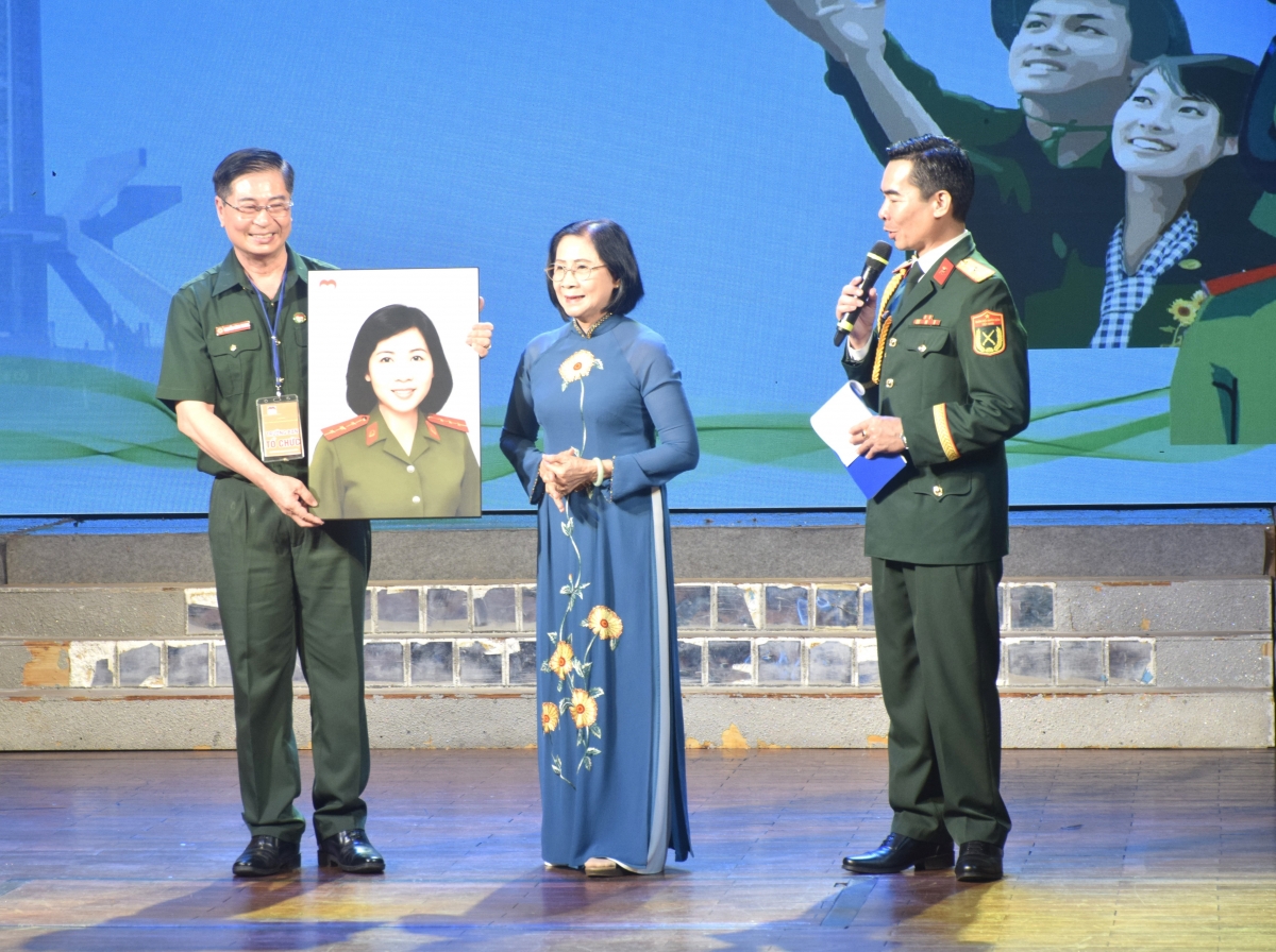 tặng di ảnh phục dựng cho người có công